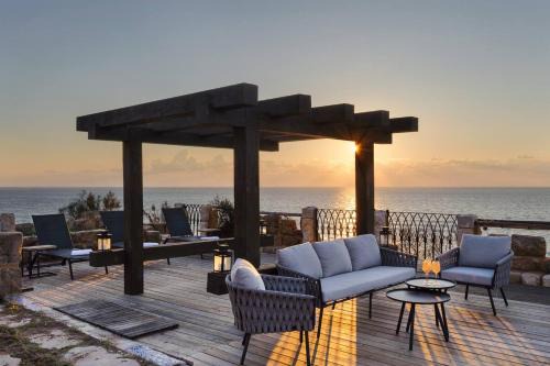 Hefer Valley House | The Cliff House וילה על הצוק עם נוף לים