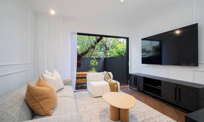 Cooks Hill House | The Cloudscape Cosy Modern and Chic Designer Pad