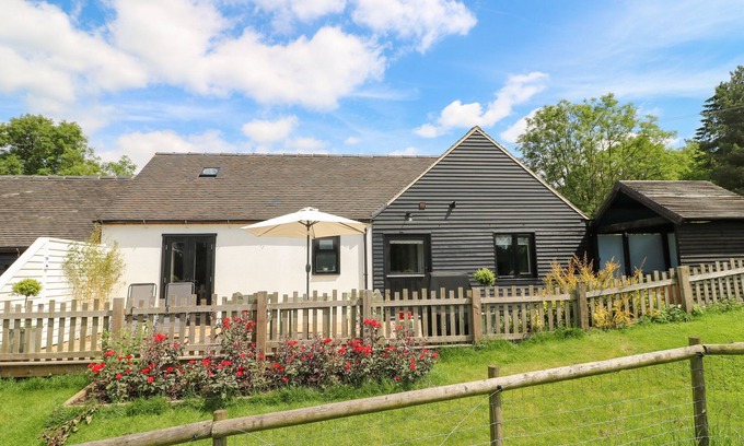 Calwich Cottage | THE COACH HOUSE, BANK TOP FARM, with hot tub in Ashbourne