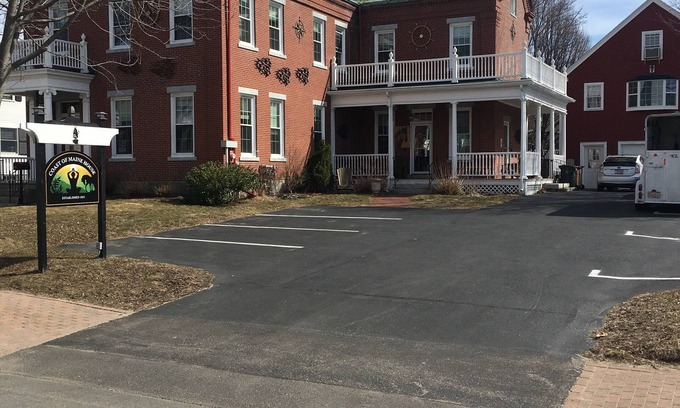 Southern Coast House | The coast of Maine a spacious 10 bedroom home. Equipped with an in ground pool