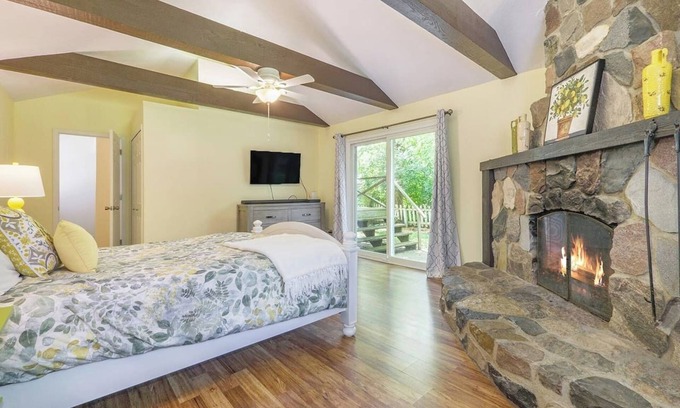 Bryant Pattengill East House | The Colorful Casita, Quiet Ann Arbor Neighborhood, (30 Day Min)