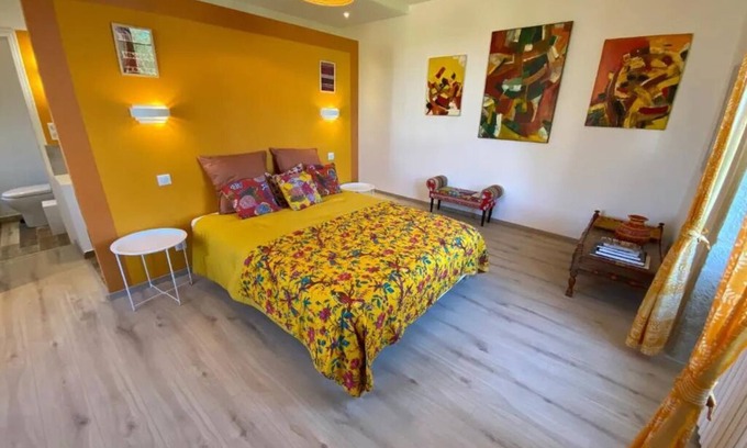 Commarin Bed & Breakfast | The colors of Commarin Chambre Jaune