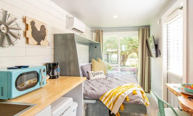 Johnson City House | The Container Retreat @290 Wine Trail #3 Hill Country bliss