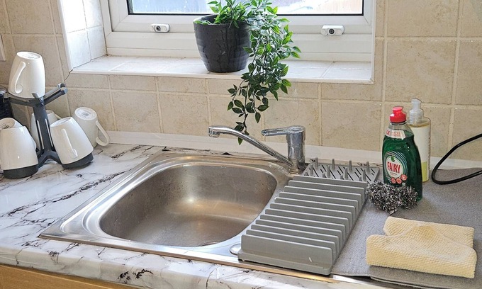 Slough Apartment | The Cosy condo sleeps 6 parking.