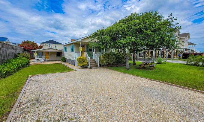 Surf City House | The Cottage - 2 BR Beach Bungalow near Nightlife!
