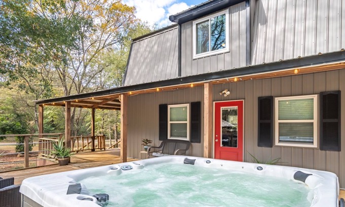 Lindale Cabin | The Cottage at Hidden Creek w/ Hot Tub & Firepit