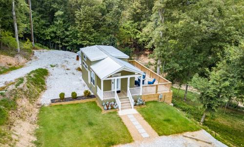 Siloam Springs House | The Cottage at Ironwood Retreats