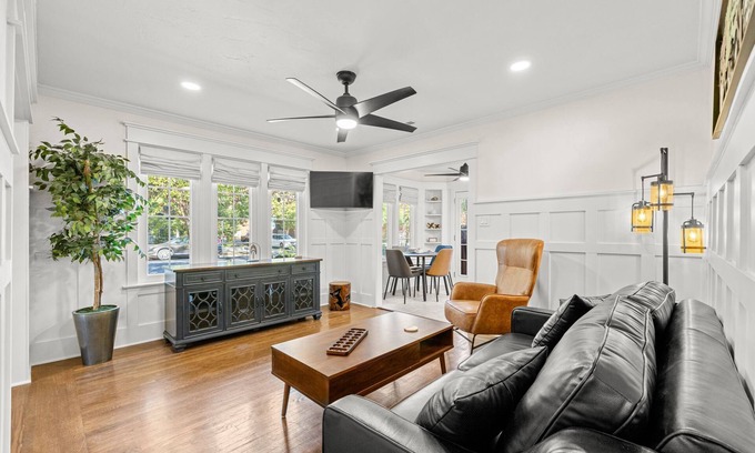 Central Sacramento House | The Cottage at McKinley. Updated 1 King & 1 Queen bed with 2 full baths.