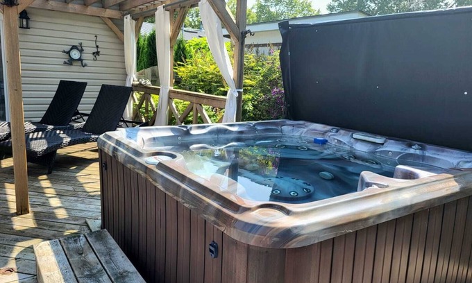 Selkirk House | The Cottage House Pool/Hot Tub/Beach Front Sleeps 4-6