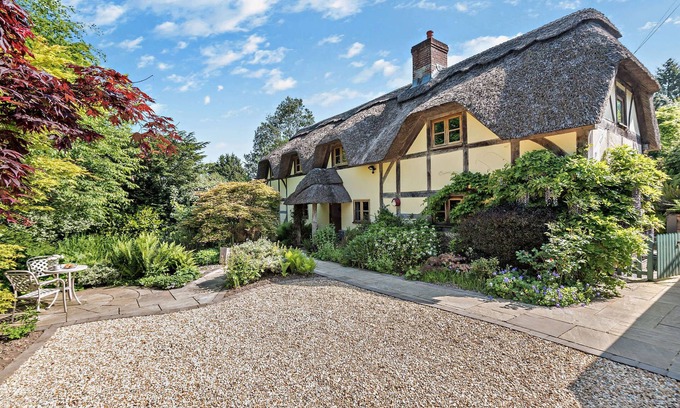 New Forest District House | The Cottage: Idyllic New Forest Thatched Cottage 5 Bedrooms