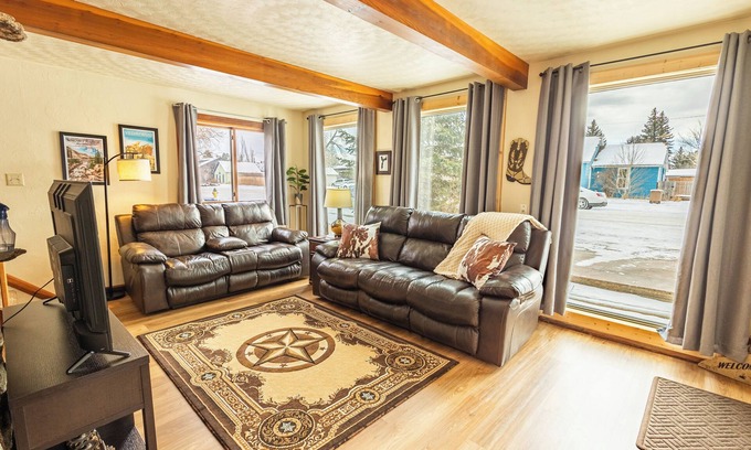 Laramie House | The Cowboy Bunkhouse - 3 bedroom house in Laramie, close to the UW and downtown!