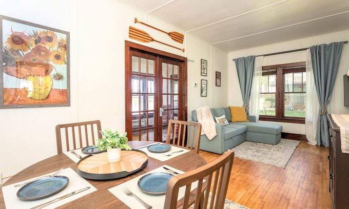 Alexandria Cabin | The Cowdry Cottage | Pet-Friendly | Canoe | Bikes