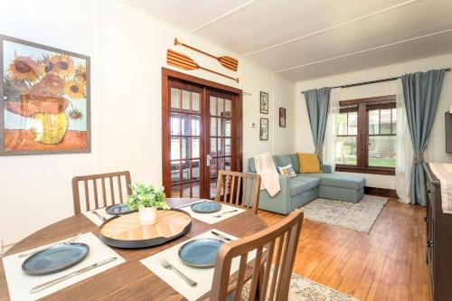 Alexandria House | The Cowdry Cottage - Pet-Friendly - Canoe - Bikes