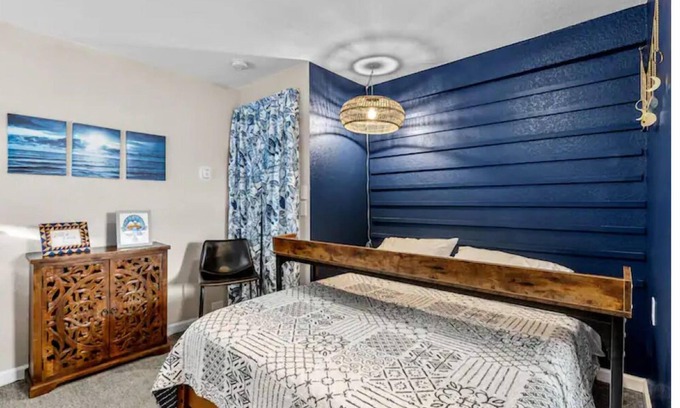 Englewood House | The Cozy Birdnest w/Sauna & Outdoor Lounge space!