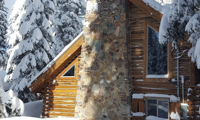 Salt Lake Mountain Resorts Cabin | The Cozy Cabin.Walk to Brighton ski slopes!