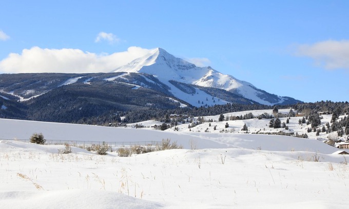 Big Sky Ski Chalet | The Cozy Chalet in Gallatin Range -Warm and Inviting Mountain Chalet