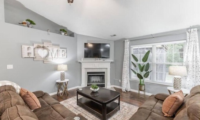 Madison House | The Cozy Cove-3BR w/Office-Pets Welcome!