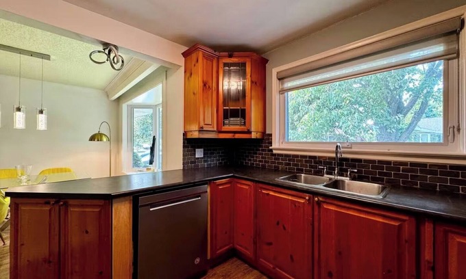 Richmond Hill House | The Cozy Crescent Comforts Stay
