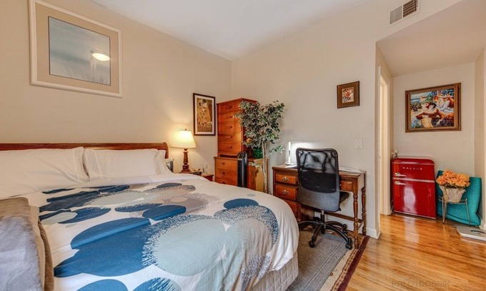 Washington Park Condo | The Cozy Nest: King Bed in Quiet and Safe Condo by McCormick Place and Midway!