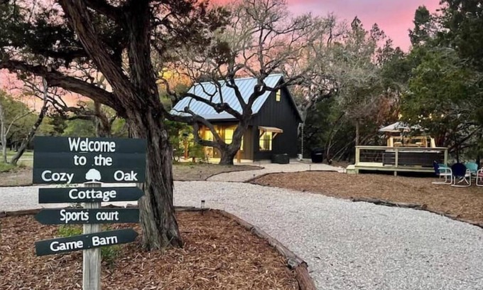 Boerne Cottage | The Cozy Oak Cottage at The Red Barn Ranch