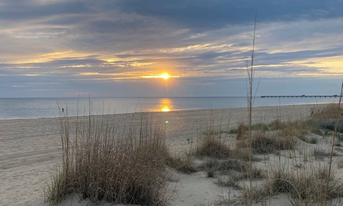Norfolk Apartment | The Crab Pad Beachfront - kayaks - BBQ