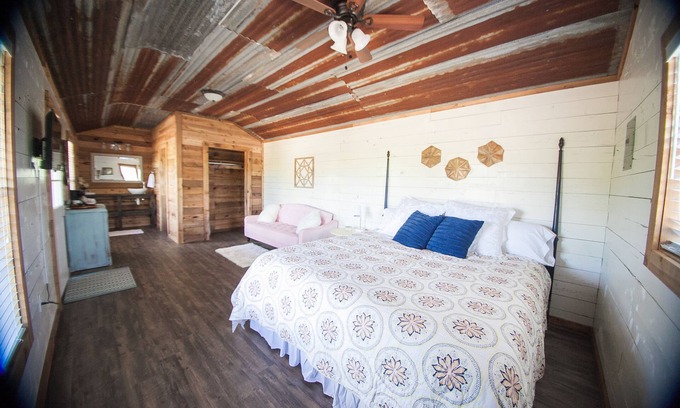 Driftwood Cabin | The Creekside Crib - The cabins at Onion Creek