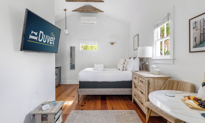 Cannonborough Elliotborough House | The Crescent Moon | A Cozy Haven for Two