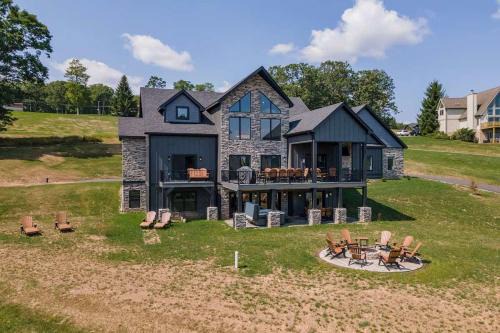 Swanton House | The Crooked Oak Lodge Deep Creek Indoor Pool-Hot Tub-Dogs Welcome