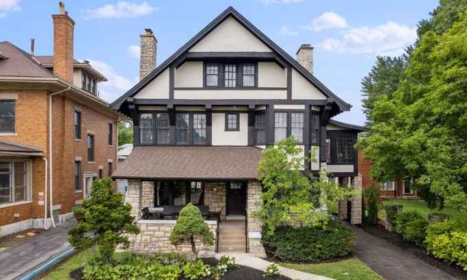 Near East Columbus House | The Crotti Conservatoire Castle - π ππ₯π¨π¨π«π¬!
