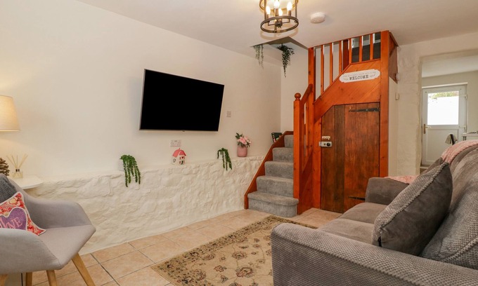 Gilwern Cottage | THE CWTCH, pet friendly, character holiday cottage in Gilwern