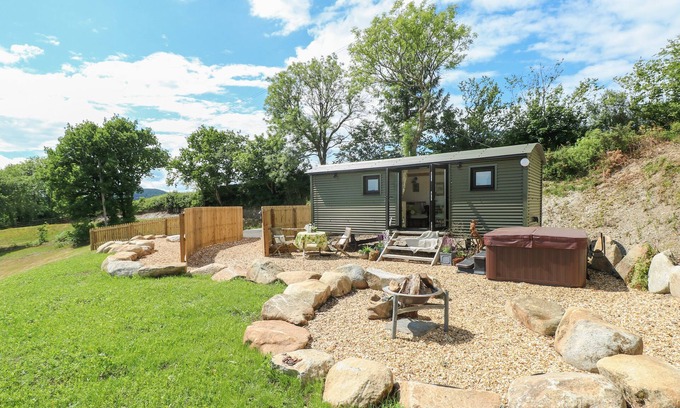 Llanybri Cottage | THE CWTCH, romantic, with hot tub in St Clears