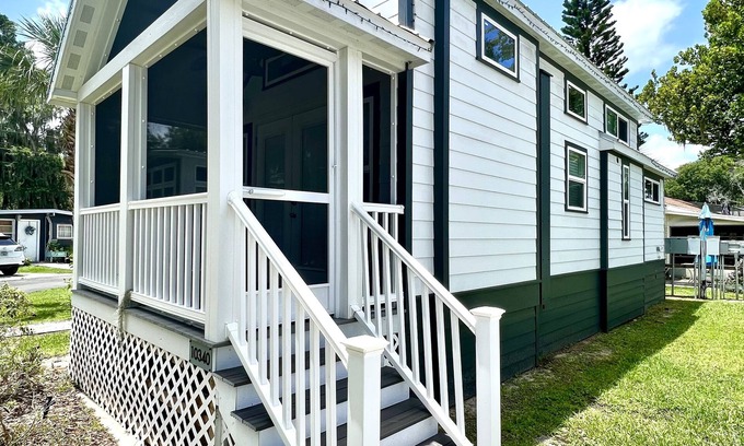 Clermont House | The Cypress House - Lakeside Tiny Home Near Orlando
