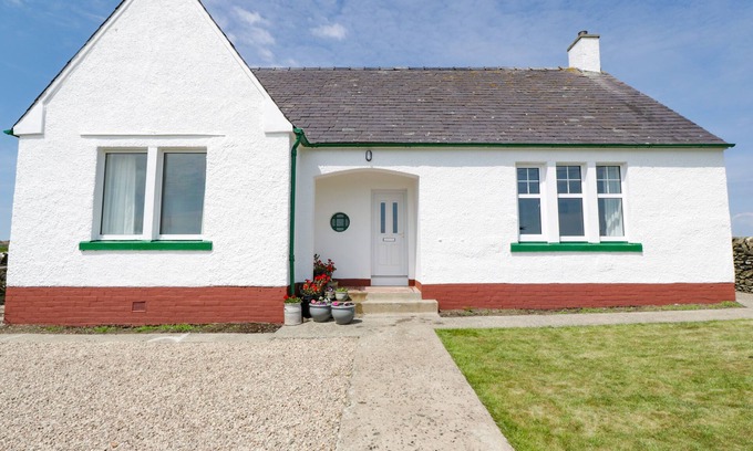 Newton Stewart Cottage | THE DAIRY COTTAGE, pet friendly, with hot tub in Whithorn