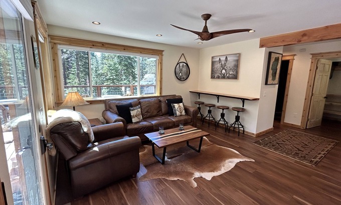 Brockway House | "The Deck" at Speedboat Beach - Walk to the lake