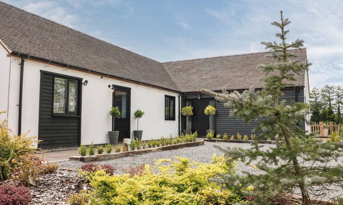 Calwich Cottage | THE DEN, BANK TOP FARM, romantic, luxury holiday cottage in Ashbourne