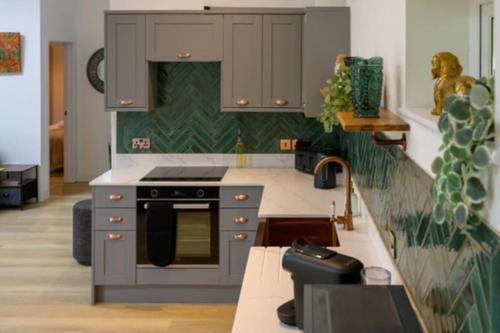 Pershore House | 'The Den' Lakeview Apartment at Watersedge