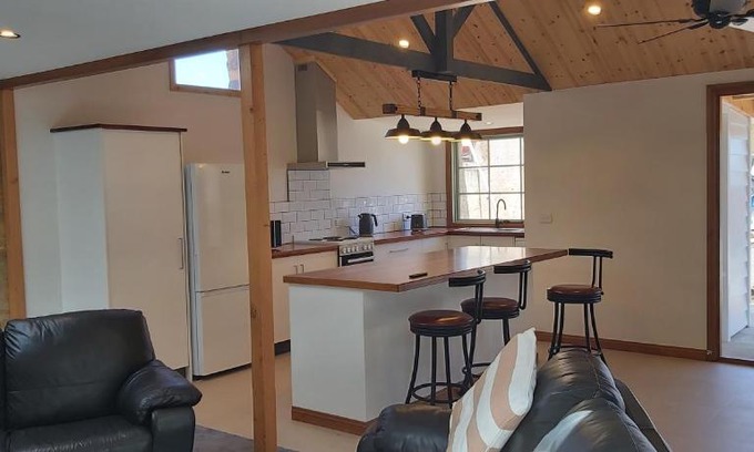 Warrnambool House | The Dentist on Lava - 2 bathroom. 2 bedrooms