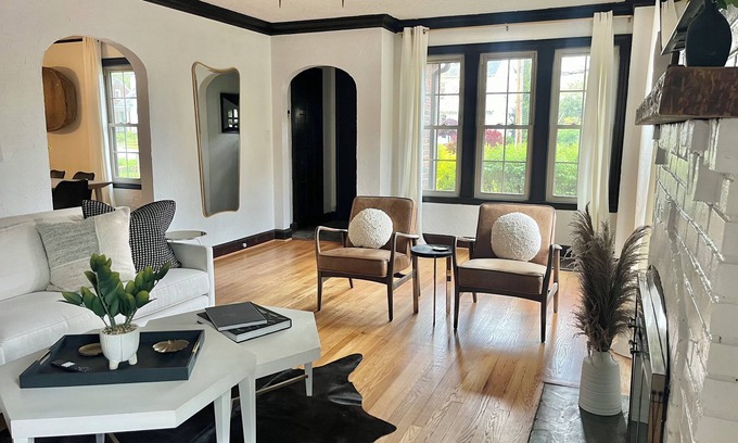 High Point House | The Designers Den-Sleeps 10, Pets ok, 5min to IHFC & HPU, Emerywood!