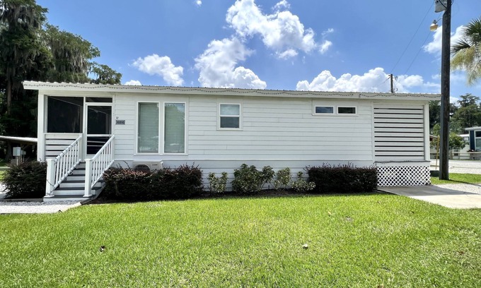 Clermont House | The Dockside House - Lakeside Tiny Home Near Orlando