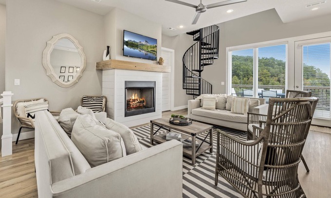 Springdale House | The Dogwood · Luxury Hot Tub· Lake Front Access ·