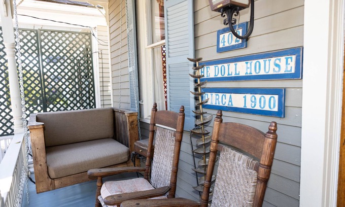 Natchez House | The Dollhouse | 3/2 | Walk to Downtown
