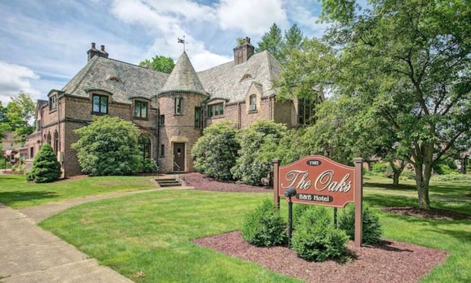 Jamestown Bed & Breakfast | The Dow Room at The Oaks Hotel-Full Size Bed