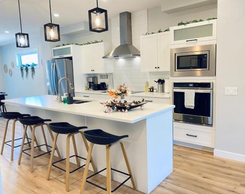 Northwest Edmonton House | The Downtown Oasis - A Spacious Family Friendly 3 Bedroom House Close to Everything