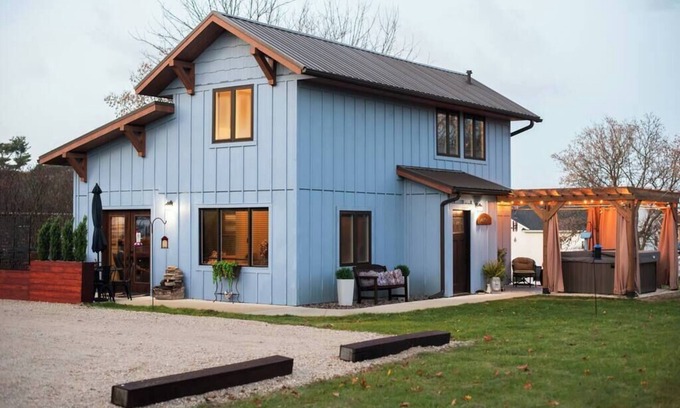 Decorah House | The Driftless Blue Villa | Hot Tub & Fireplace | Close to Downtown