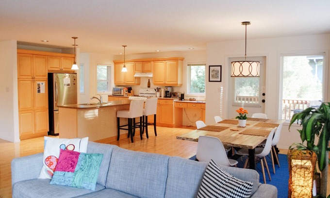Ucluelet House | The Driftwood House - Beautiful, Bright & Spacious 3 Bedroom Family Home