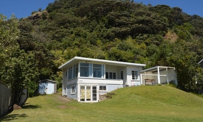 Piha House | THE DUNES on prime SOUTH PIHA beach
