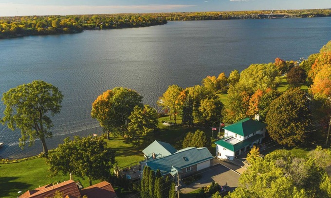 Prince Edward House | The Dylan | 4 Bedrooms | 8 Guests | Hot Tub | Waterfront