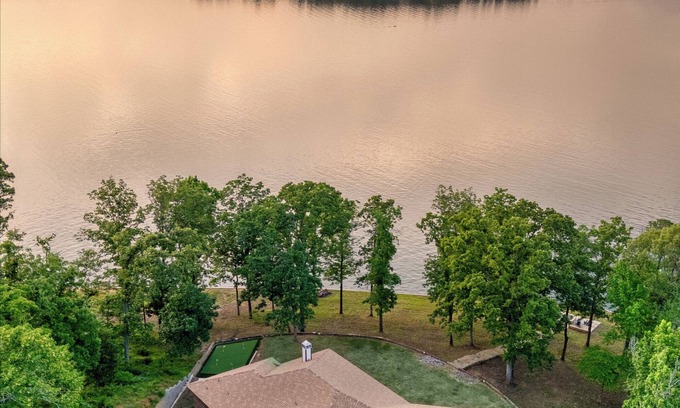 Dogwood House | The Eagle's Nest Lakehouse ~Pickleball Court! ~4 acres ~700Ft Shoreline ~Kayaks