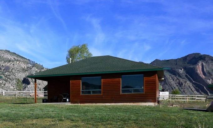 Gardiner Cabin | THE EAGLES NEST with SPECTACULAR MOUNTAIN & YELLOWSTONE RIVER VIEWS