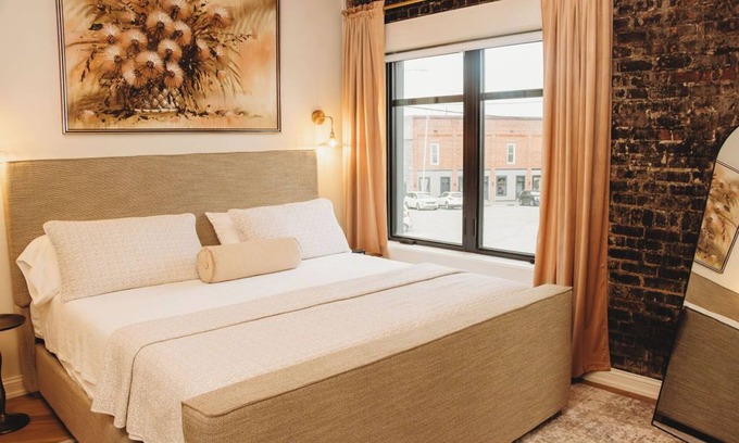 Leitchfield Apartment | The Eleanor. 2 King bed/2 full bath